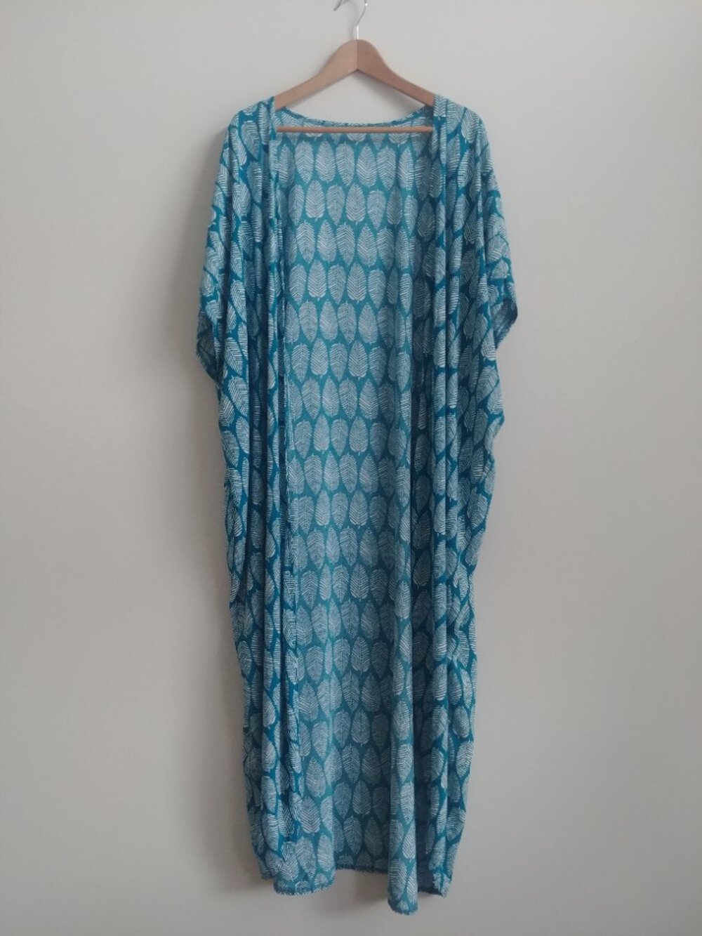 Oversized One Size soft roomy kaftan duster cover blue with white leaf print